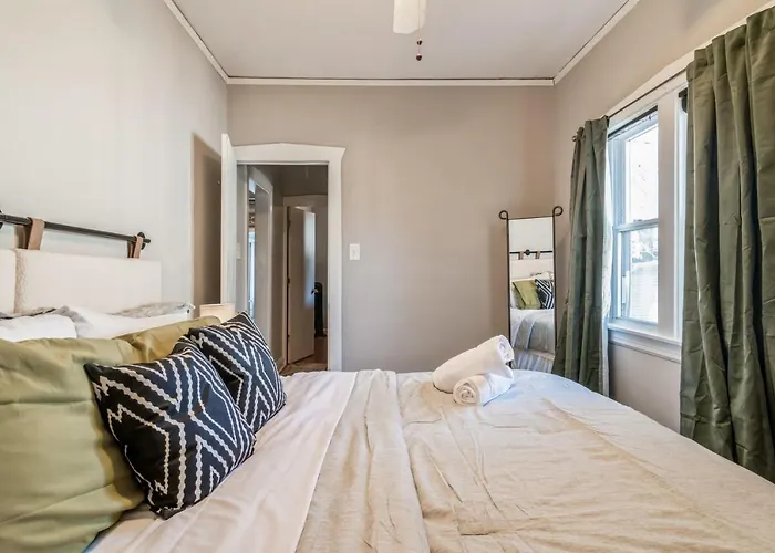 Pearly Gates L 3 Bed L Sleeps 5 L W 2-Car Garage